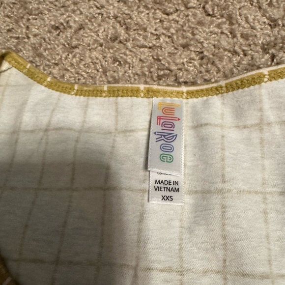 NWT LuLaRoe Perfect Tee w/flirty side slits & flattering half sleeve XXS - Picture 4 of 7